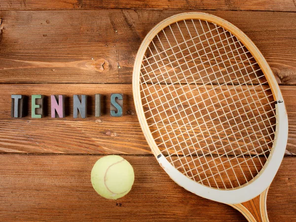 Raquet e palla su fondo legno — Foto Stock