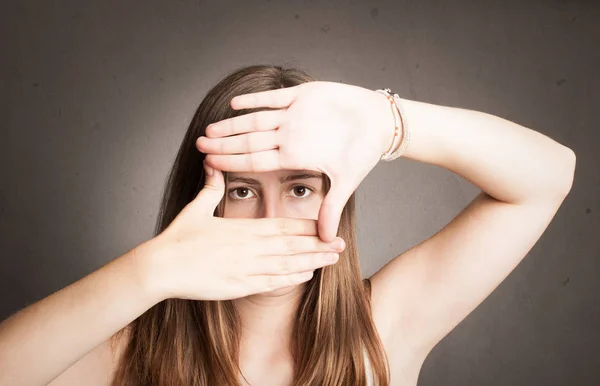 Giovane ragazza che fa una cornice con le mani — Foto Stock