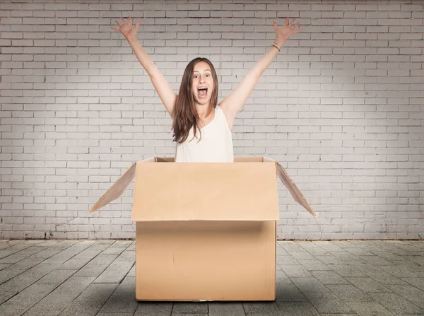 Vrouw in een doos — Stockfoto