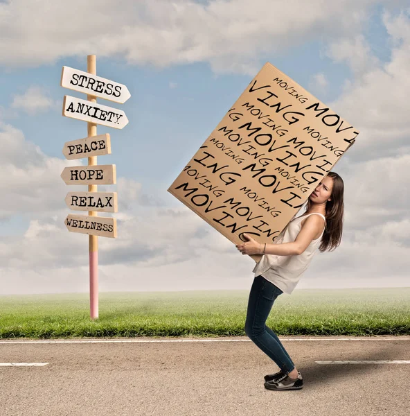 Young woman holding a cardbox — Stock Photo, Image