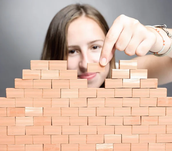 Mujer joven construyendo un muro — Foto de Stock