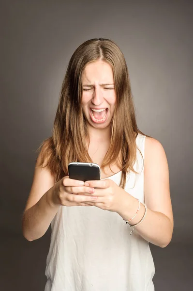 Giovane donna in possesso di due cellulari — Foto Stock