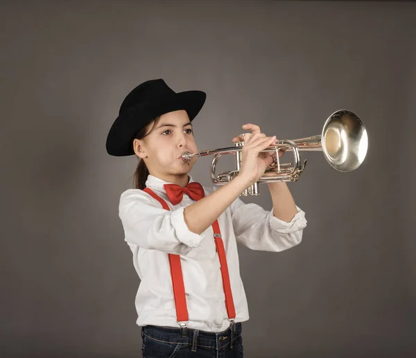 Девушка играет на трубе — стоковое фото