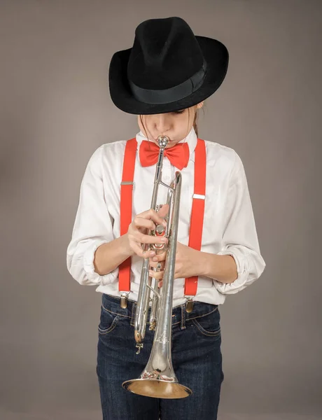 Menina tocando trompete — Fotografia de Stock