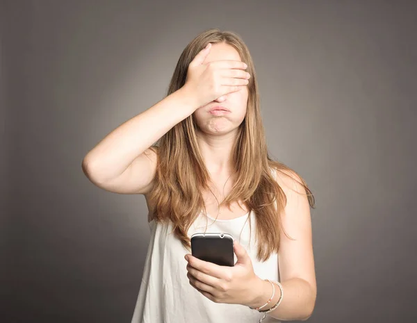 Frau hält ein Handy in der Hand — Stockfoto