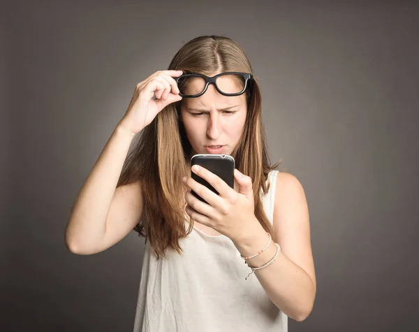 Frau hält ein Handy in der Hand — Stockfoto