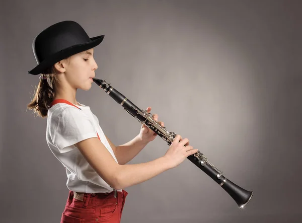 Girl playing clarinet — Stock Photo, Image