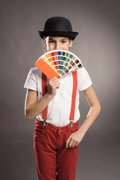 Chica sosteniendo una paleta pantone —  Fotos de Stock