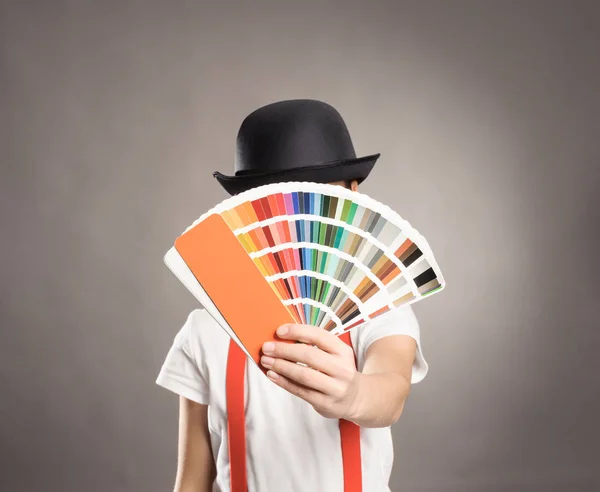 Dziewczynka gospodarstwa z palety pantone — Zdjęcie stockowe