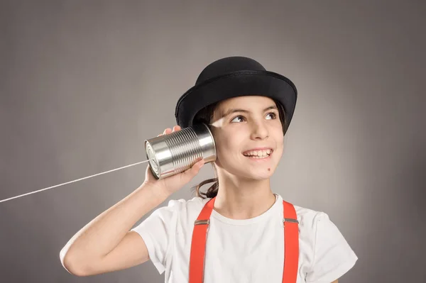 Flicka med en burk som telefon — Stockfoto