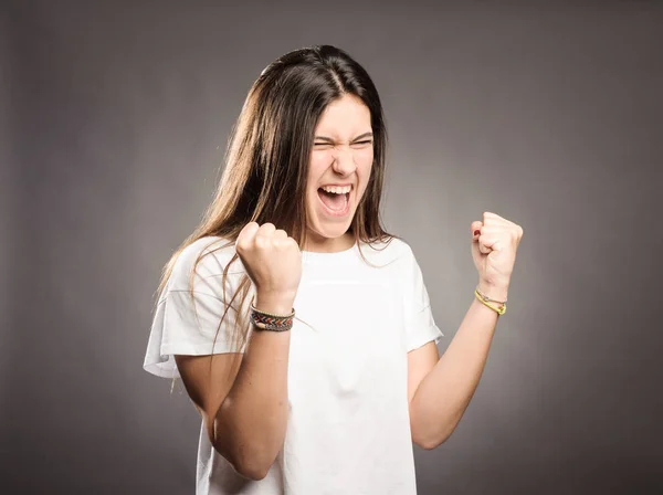 Jeune femme célébrant être un gagnant — Photo