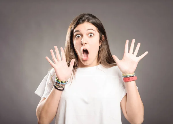 Mujer joven con expresión sorpresa — Foto de Stock