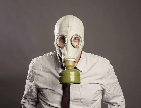 Homme d'affaires portant un masque à gaz — Photo