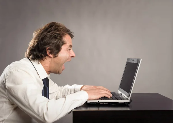 Empresário trabalhando com um laptop — Fotografia de Stock