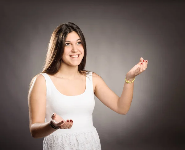 Молодая девушка жонглирует — стоковое фото