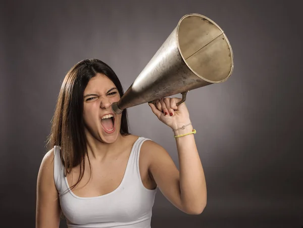 Mujer joven gritando con un viejo megáfono — Foto de Stock