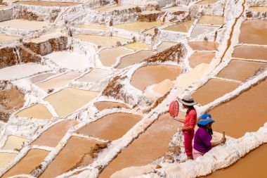 Maraş salines, Urubamba Vadisi, Peru, toplama tuz emekçilerin 2016, Ağustos 28