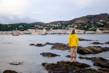 küçük köy Port de la selva adlı batımını adam