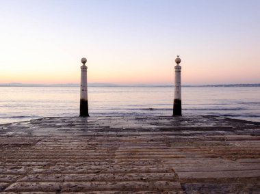 Şafakta Cais das Colunas, Lizbon, Portekiz