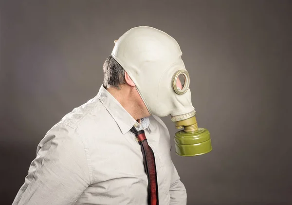 Affärsman Hand Bär Gasmask Vit Bakgrund — Stockfoto