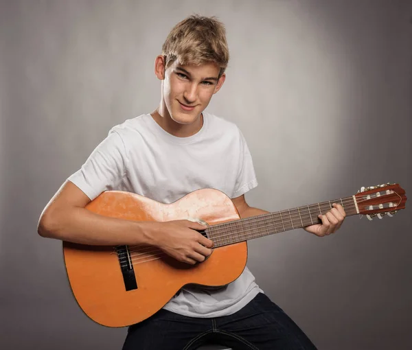 Jovem Com Guitarra Acústica Fundo Cinza — Fotografia de Stock