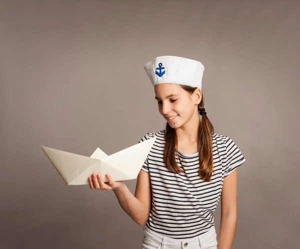 Glücklich Kleine Marine Hält Ein Papierboot Auf Einem Grauen Hintergrund — Stockfoto