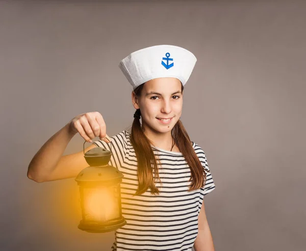 Petit Marine Tenant Une Lanterne Sur Fond Gris — Photo