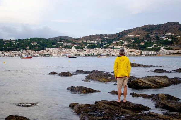 küçük köy Port de la selva adlı batımını adam