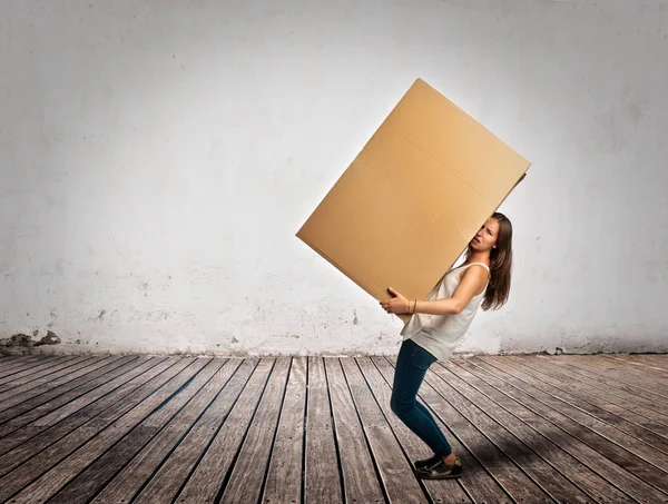 Jeune Femme Tenant Une Boîte Cartes Sur Une Chambre — Photo