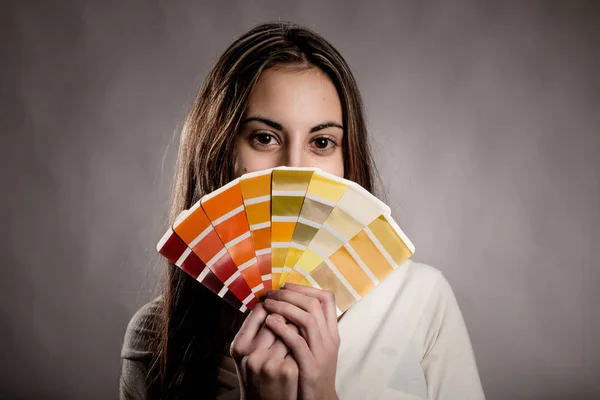 Mujer Joven Sosteniendo Una Paleta Pantone —  Fotos de Stock