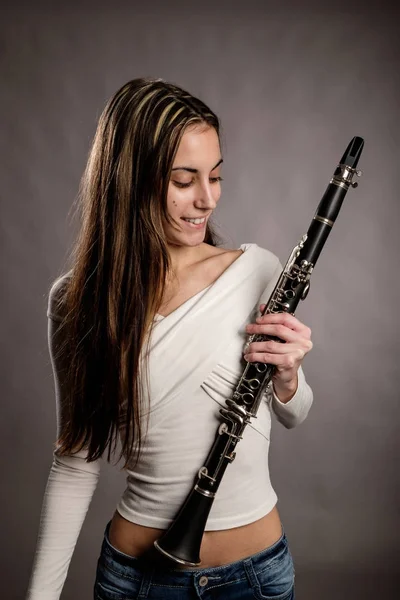 Junge Frau Mit Klarinette Auf Grauem Hintergrund — Stockfoto