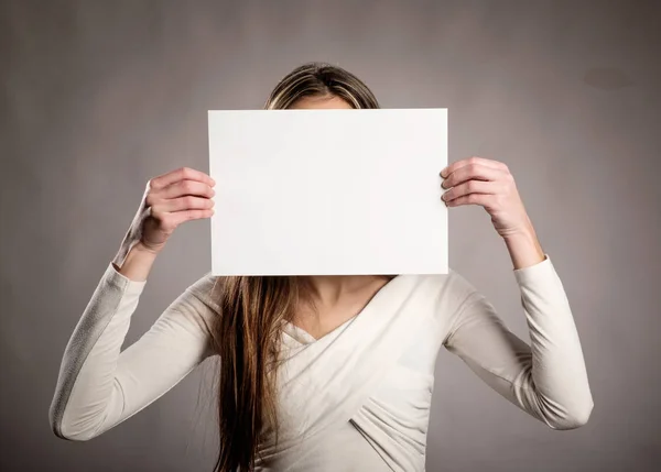 Jovencita Sosteniendo Una Pancarta Vacía Frente Cara — Foto de Stock