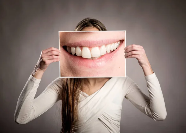 Mujer Joven Sosteniendo Una Foto Una Boca Sonriendo — Foto de Stock