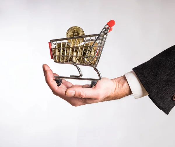 Geschäftsmann Hält Einen Einkaufswagen Voller Bitcoins Der Hand — Stockfoto