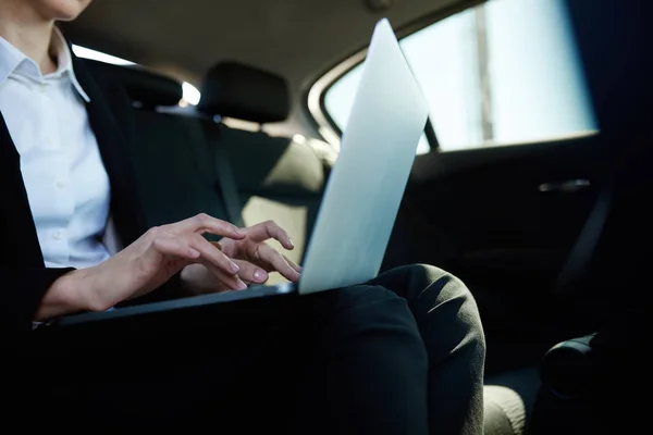 Geschäftsfrau mittleren Alters arbeitet im Auto am Laptop — Stockbild Geschäftsfrau mittleren Alters arbeitet am Laptop — Stockfoto