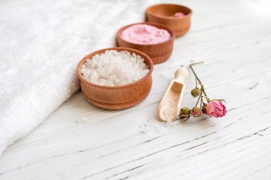 Beyaz ahşap masa üzerinde spa için beyaz ve pembe deniz tuzu