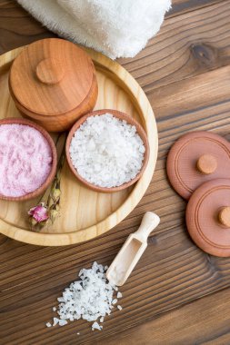 Beyaz ahşap masa üzerinde spa için beyaz ve pembe deniz tuzu