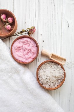 Beyaz ahşap masa üzerinde spa için beyaz ve pembe deniz tuzu