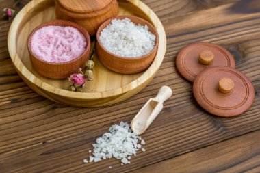 Spa ve güzellik ahşap arka plan üzerinde yalan için deniz tuzu