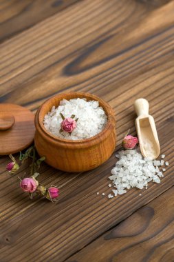 Spa ve güzellik ahşap arka plan üzerinde deniz tuzu