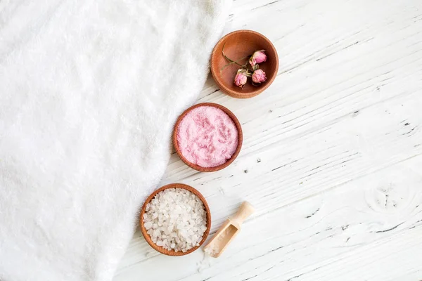 Sal marina blanca y rosa para spa sobre mesa de madera blanca — Foto de Stock
