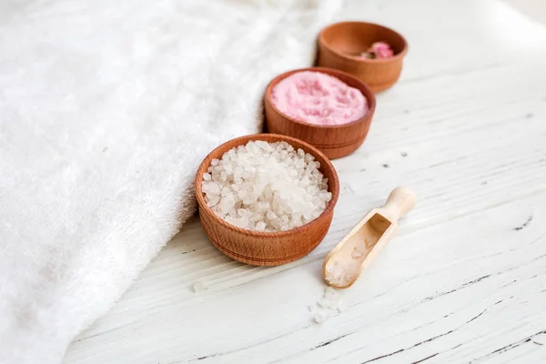 Sal marina blanca y rosa para spa sobre mesa de madera blanca — Foto de Stock