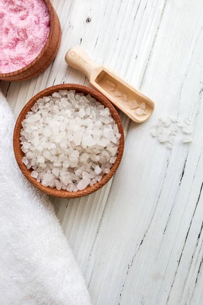 Sal marinho branco e rosa para spa na mesa de madeira branca — Fotografia de Stock