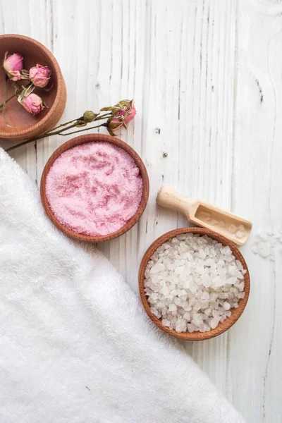 Sal marinho branco e rosa para spa na mesa de madeira branca — Fotografia de Stock