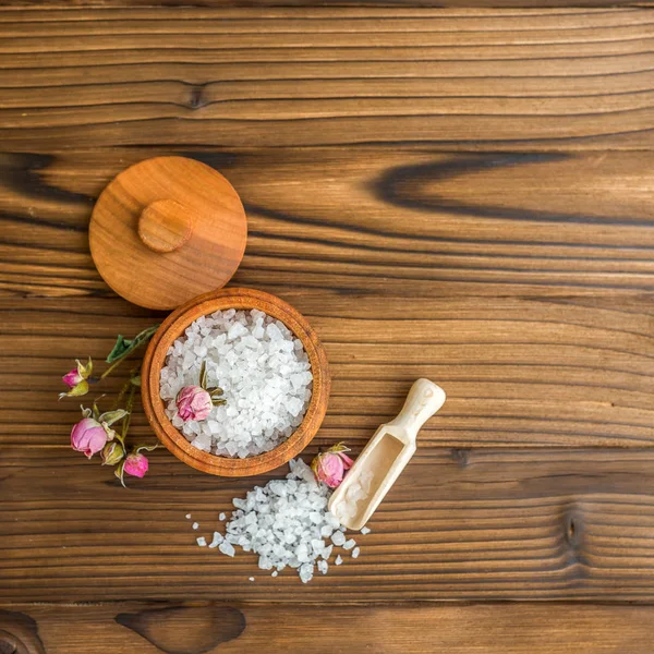 Sal marina para spa y belleza sobre fondo de madera — Foto de Stock