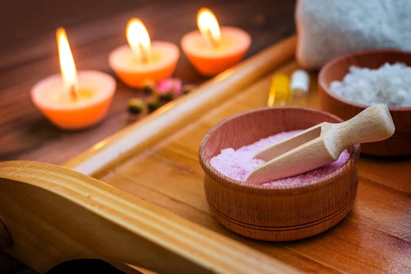 Spa aksesuarları. Ahşap kavanozlara deniz tuzu. Dinlenmek için araçlar. Aromaterapi için Araçlar