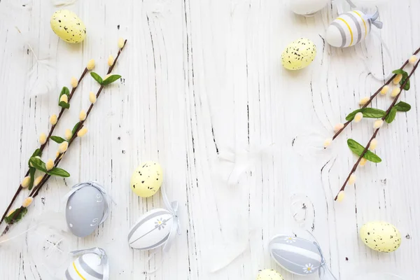 Fond en bois de Pâques avec des œufs colorés — Photo