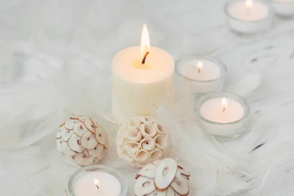Белая пальмовая свеча с натуральным декором для спа — стоковое фото