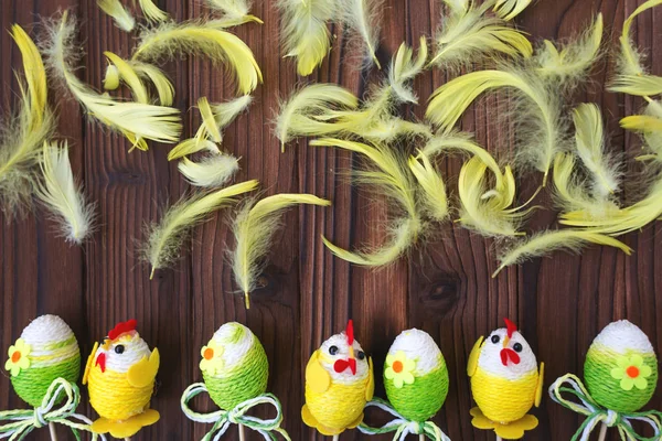 Œufs de Pâques dans le nid et la plume — Photo