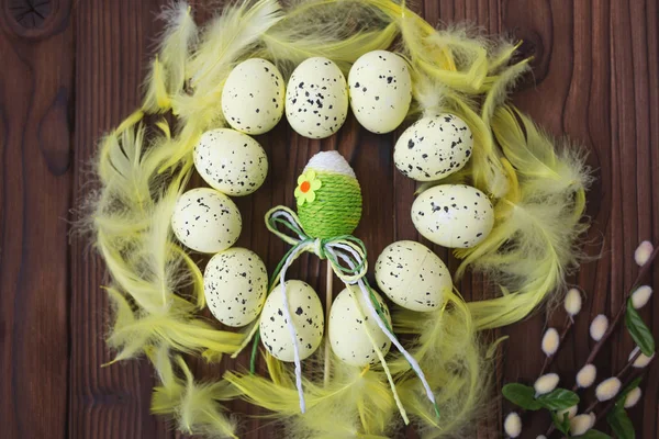 Пасхальные яйца в гнезде и перьях — стоковое фото